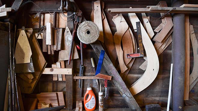 الأدوات وعينات الخشب 